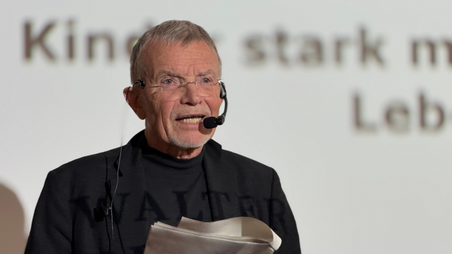 Der renommierte Bildungs- und Jugendforscher Prof. Dr. Klaus Hurrelmann während seines Vortrags bei der Veranstaltung des Praxisforums „Kinder-stark!“ © Dr. Stefan Ludwigs, Walter Blüchert Stiftung